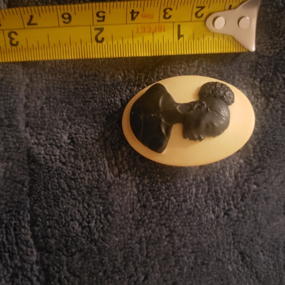 Cameo African-American Female silhouette - lapel pin. - Picture 5 of 5
